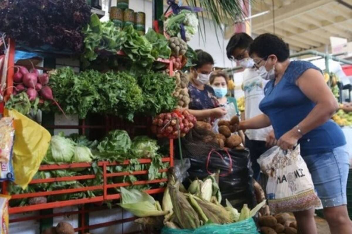 Ama de casa selecciona qué comprar. Alza del precio de los alimentos afecta la economía de millones de ciudadanos (Foto: GEC)