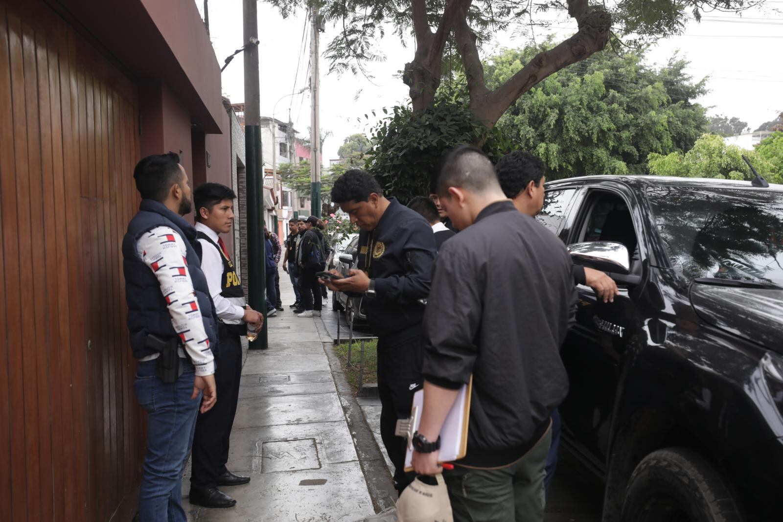 Agentes recorrieron las calles aledañas en busca de cámaras particulares que pudiesen haber grabado a los autores. | Foto: Britanie Arroyo / Diario Trome