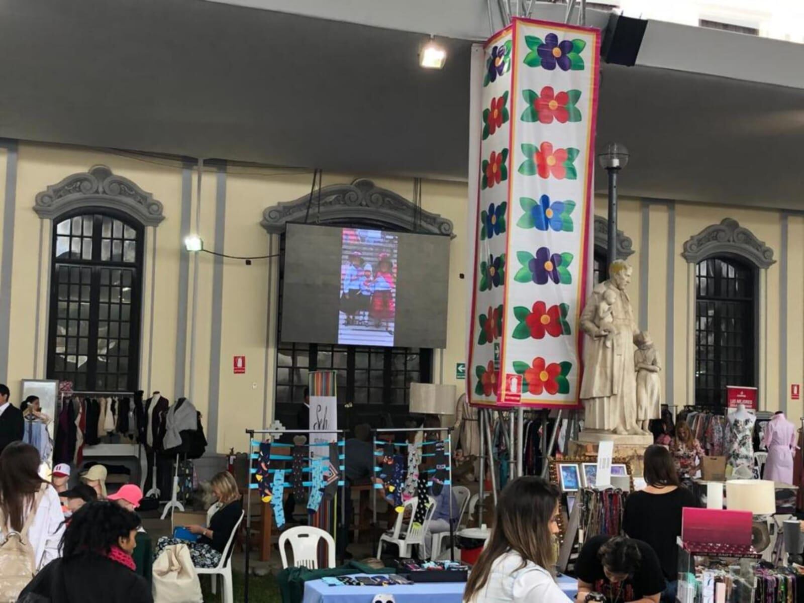 Los asistentes, encontrarán diversas opciones de regalos navideños, ropa para toda la familia, calzado, juguetes, joyería, bisutería, productos de belleza y otros.