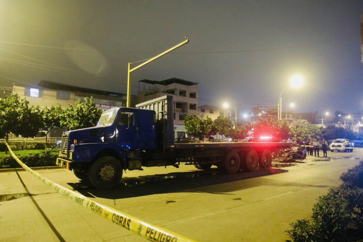 Un hombre muere al chocar su vehículo contra un camión en la cuadra 38 de la avenida Pachacútec en Villa María del Triunfo. Fotos: César.grados@photo.gec