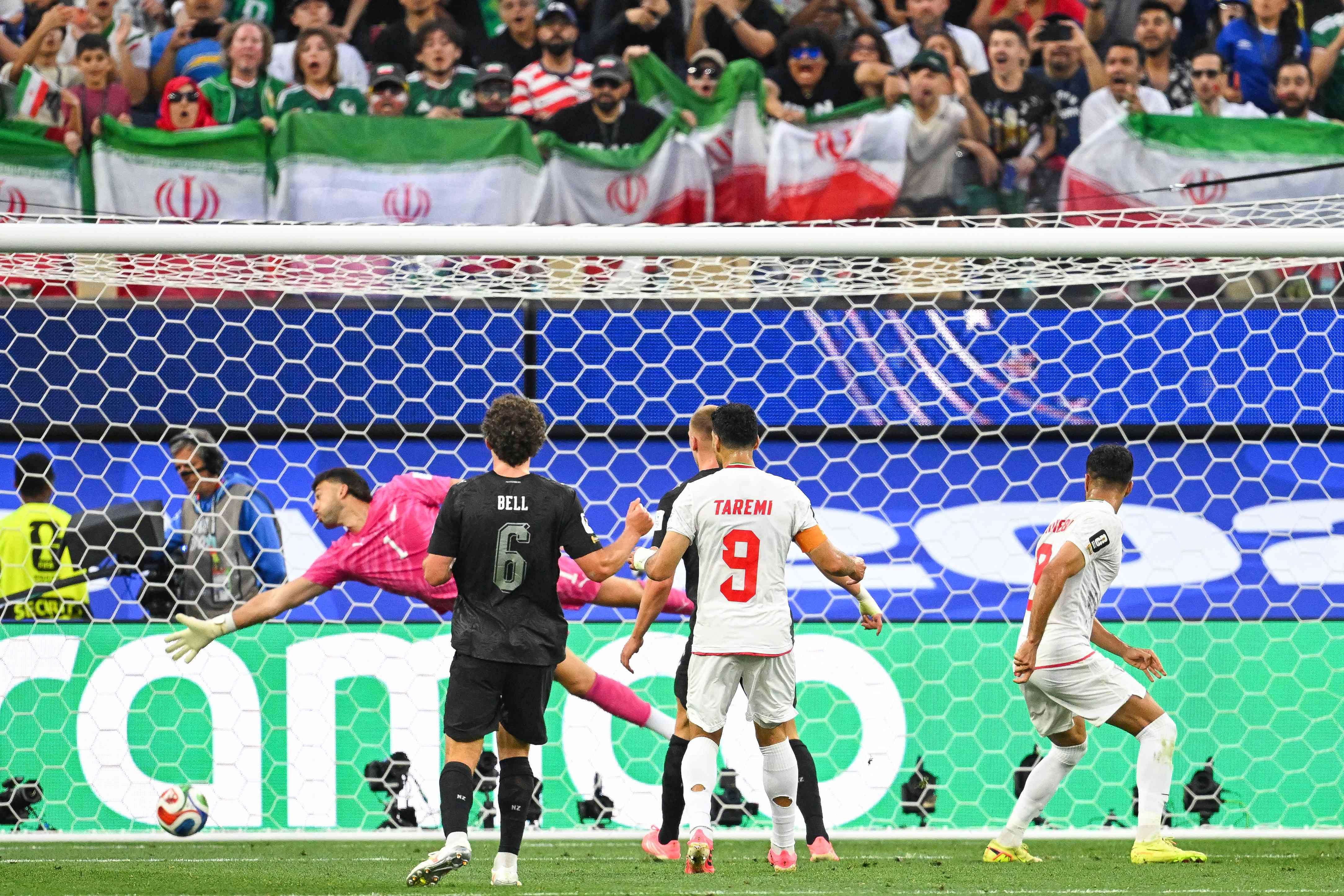 Mohammad Mohebi puso el 22 de Irán ante Nueva Zelanda. (Foto: Patrick T. Fallon / AFP)