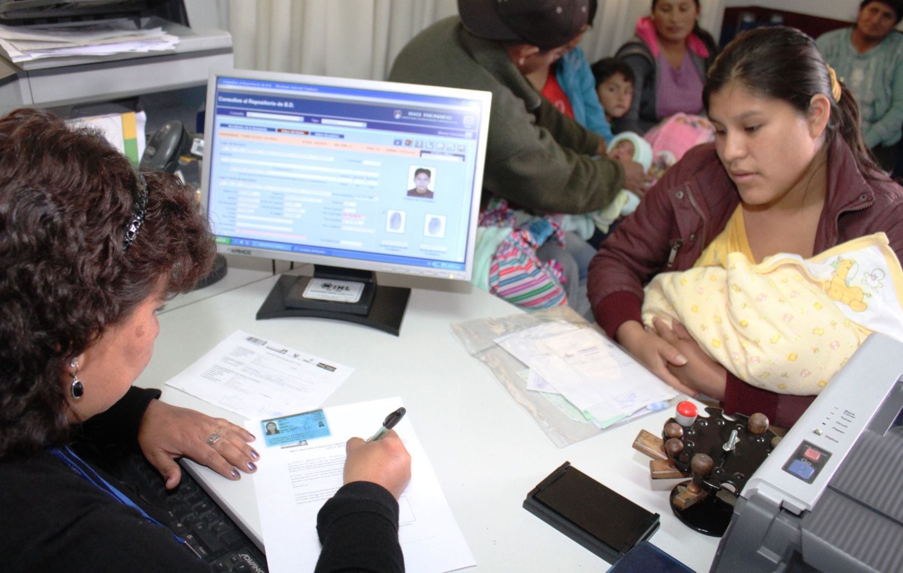 Mujer tramitando el DNI de su menor hijo (Foto: Andina).
