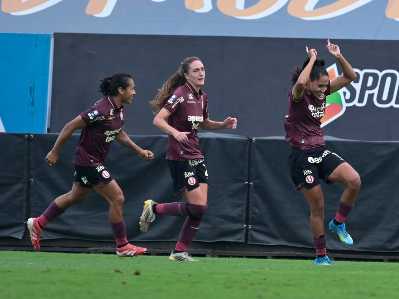 Pierina Núñez pusó el empate 2-2 para Universitario ante Sporting Cristal. (Foto: Paloma del Solar @photo.gec)