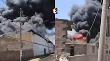 ¡Emergencia en Puente Piedra! Incendio código 3 consume fábrica de plásticos y moviliza más de 100 bomberos