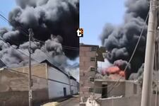 ¡Emergencia en Puente Piedra! Incendio código 3 consume fábrica de plásticos y moviliza más de 100 bomberos