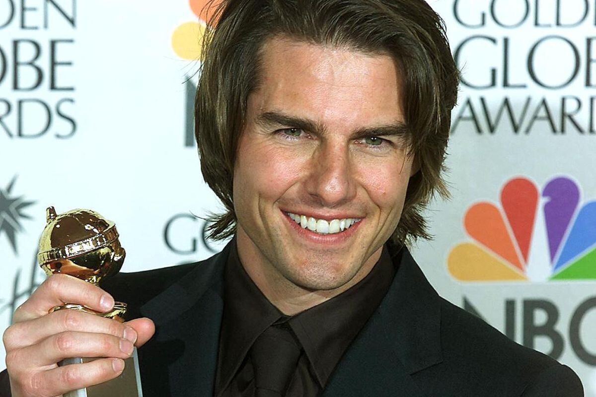 El actor Tom Cruise con su Globo de Oro a Mejor actor por "Magnolia" (1999). La estrella de cine recientemente devolvió tres galardones a la Asociación de la Prensa Extranjera de Hollywood en protesta a su falta de diversidad. (Foto: Vince Bucci/ AFP)