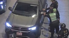 Miraflores: Raqueteros son rodeados por policías, chocan contra reja y escapan tras casi atropellar a un transeunte