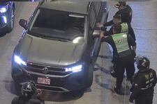 Miraflores: Raqueteros son rodeados por policías, chocan contra reja y escapan tras casi atropellar a un transeunte