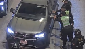 Miraflores: Raqueteros son rodeados por policías, chocan contra reja y escapan tras casi atropellar a un transeunte