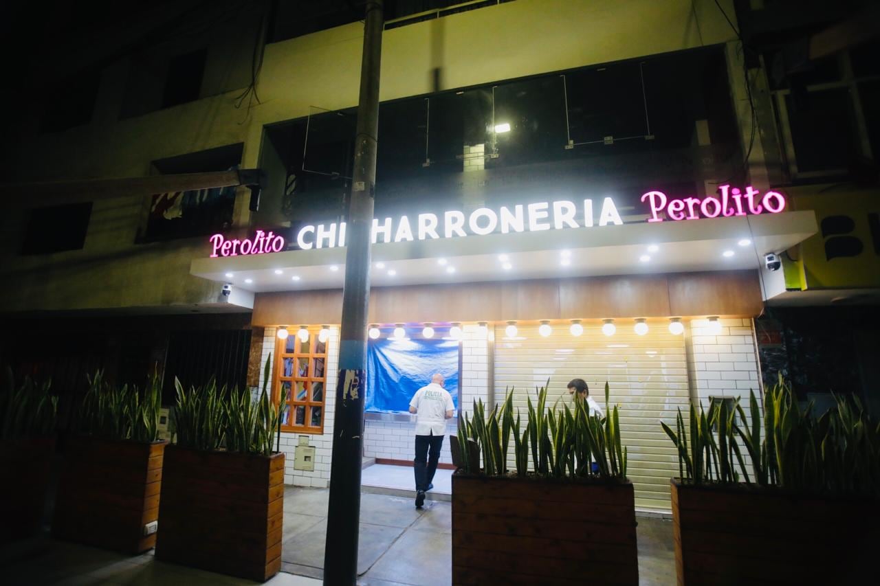 Extorsionadores en moto que serían de banda "Los mexicanos" balearon fachada de chicharronería en el Callao. (Foto: César Grados / @photo.gec)