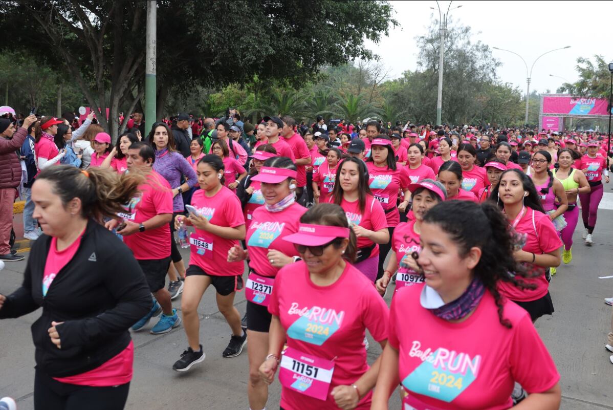 Así se vivió el 'Barbie Run' que reunió en San Borja a fanáticos de Barbie y amantes del deporte. Evento celebró 65 años de la icónica muñeca. (Andina).