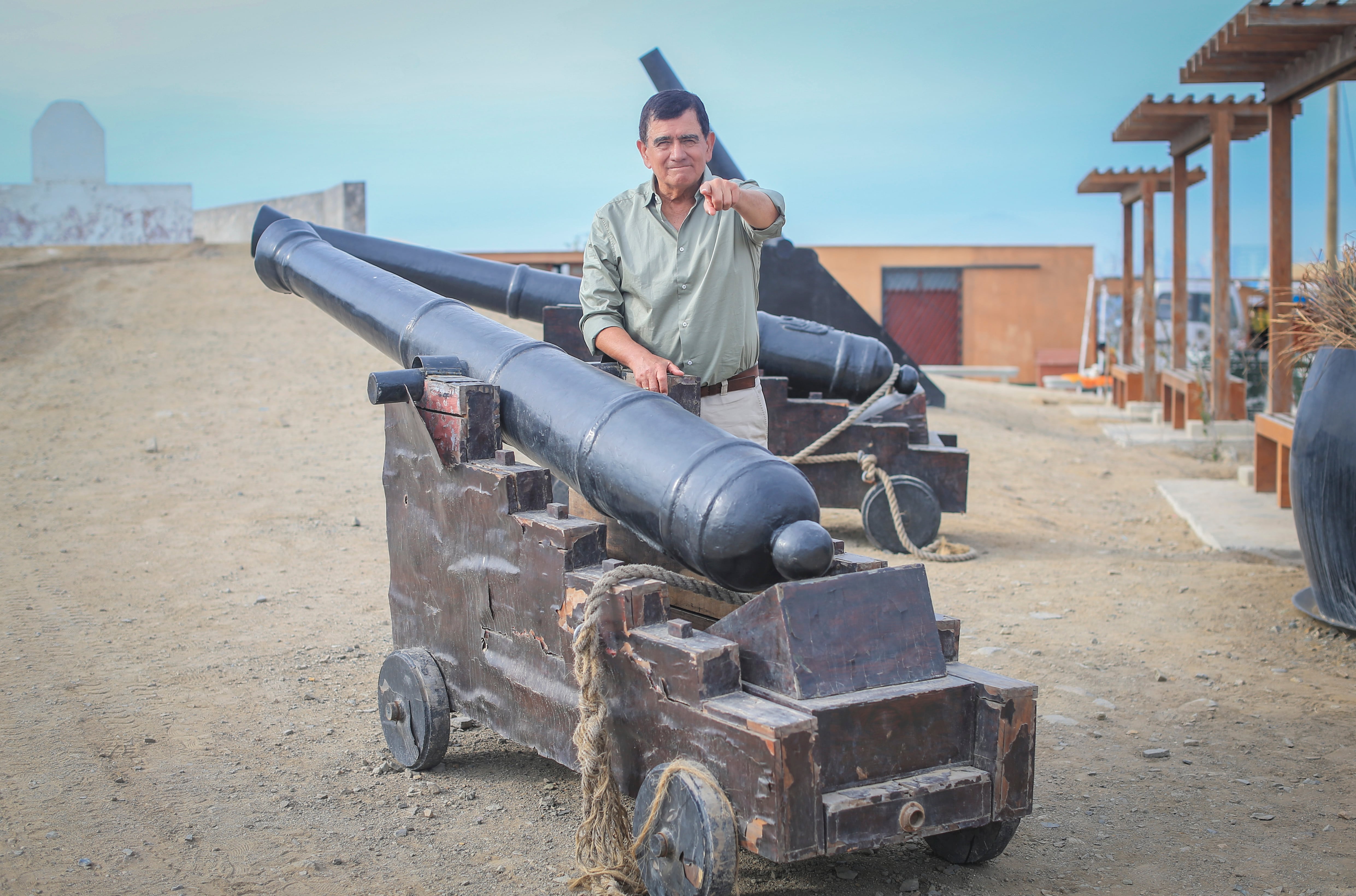 Candidato dice que Polay no es un "luchador político", como dijo López Chau, sino un "terrorista". (Foto: César Bueno)