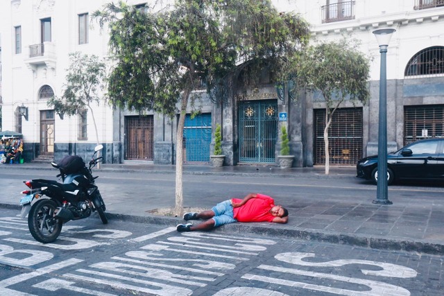 Amanecer en las calles de Lima después de los festejos por Año Nuevo.
Foto: César Grados/@photo.gec