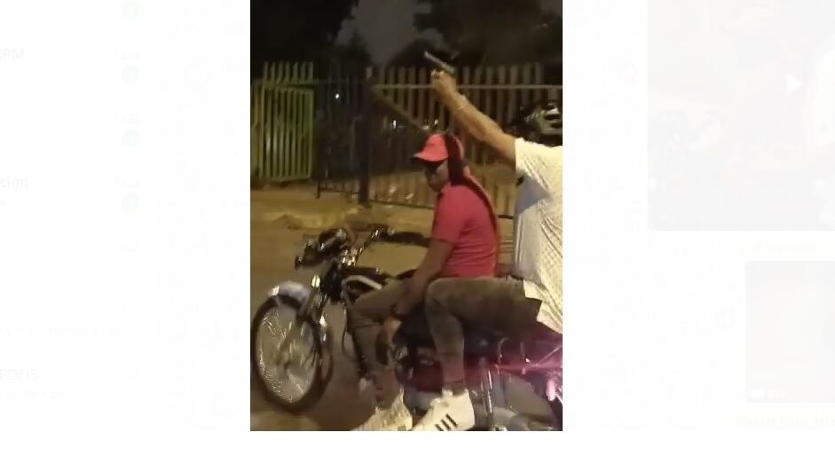 Vecinos están cansados del andar de los delincuentes extranjeros. Aquí, el sujeto levanta el arma y dispara. | Foto: Reproducción de video