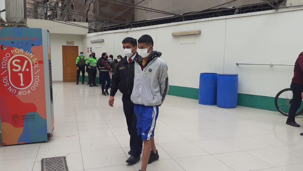 Rateros, se hicieron pasar como clientes, para ingresar a galería y robar costales de ropa. (fotos: Mónica Rochabrum/trome)