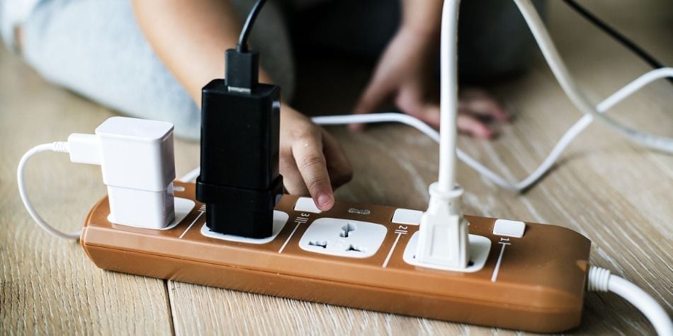 Usa tomacorrientes cubiertos. De ser posible, es mejor ubicar la toma de corriente fuera del alcance de los niños pequeños. (Foto: Difusión)