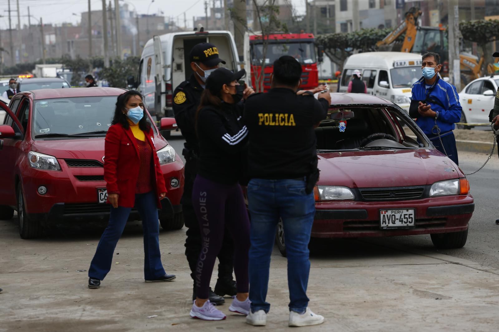 En esta parte, la suboficial Carrasco cuenta cómo intentó detener a Jiménez (representado por un policía) para que ya no dispare. | Foto: Hugo Curotto