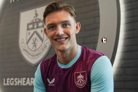 ¡Es oficial! Oliver Sonne posa como nuevo jugador del Burnley y sueña con la Premier League