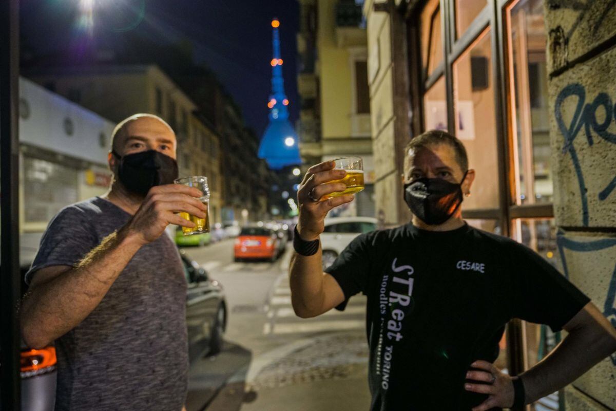 En esta imagen se puede observar a un par de amigos tomando cerveza al aire libre. (EFE / EPA / TINO ROMANO)