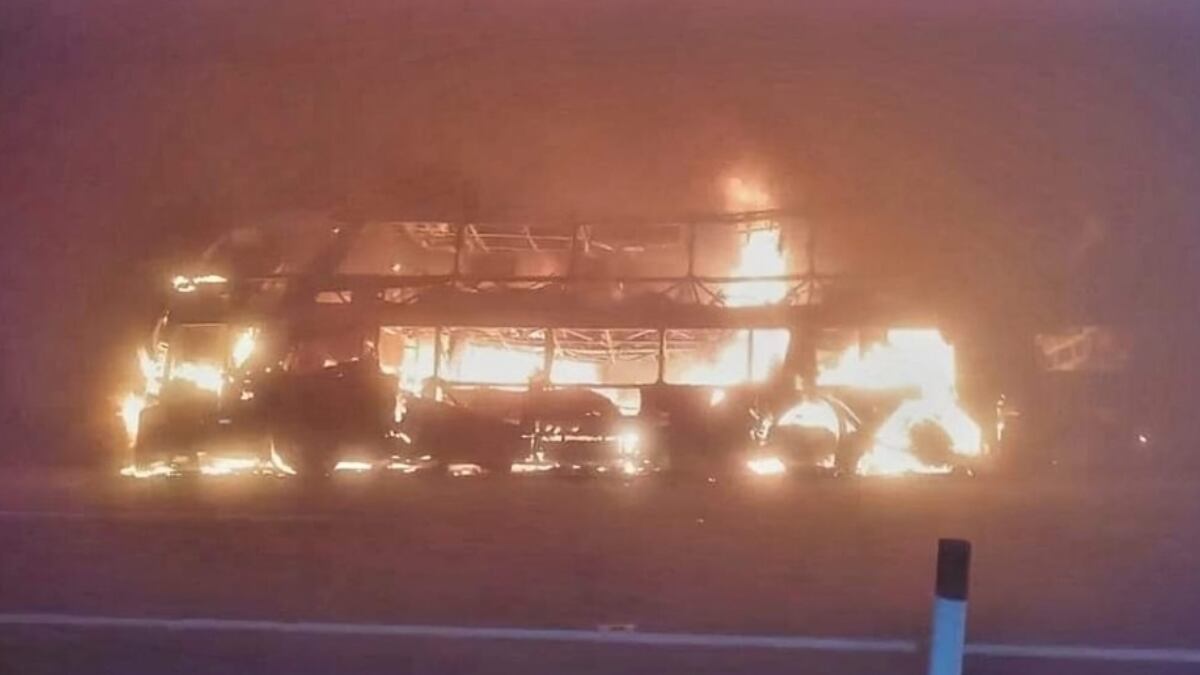Bus se incendia y ocasiona un choque múltiple en Pasamayo. (Foto: Facebook)