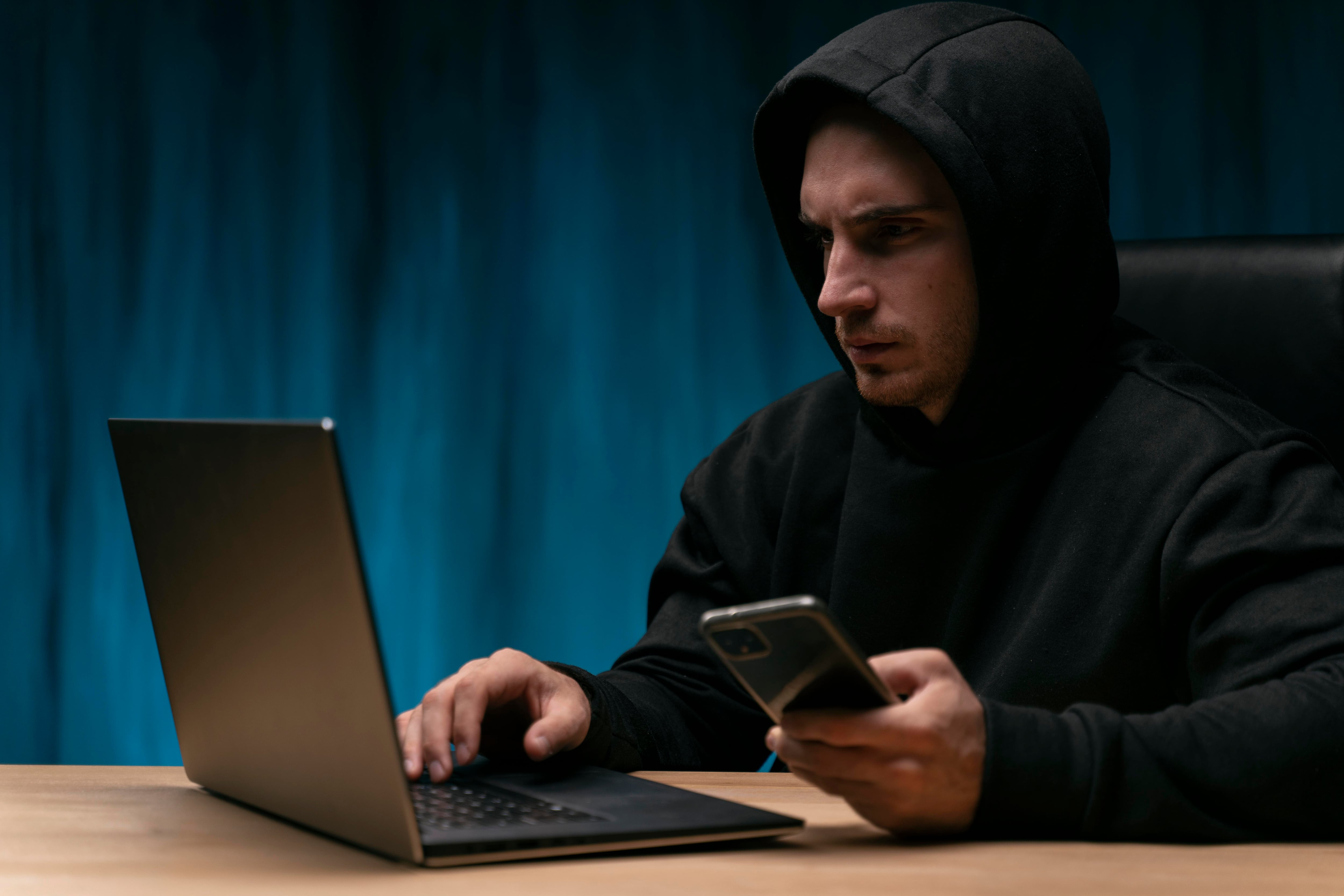 Los ciberdelincuentes analizan a sus víctimas. Foto: Freepik.