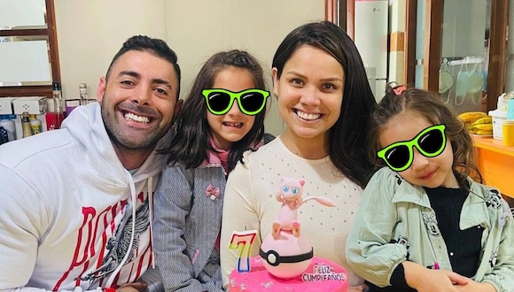 Sebastián Lizarzaburu, Andrea San Martín y las dos hijas de influencer juntos en el cumpleaños del Hombre Roca. (Instagram)