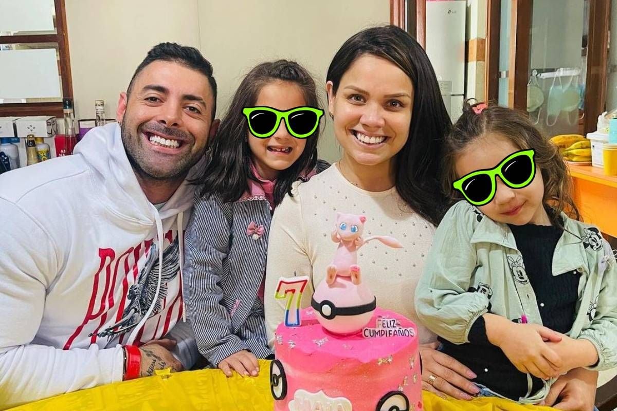 Sebastián Lizarzaburu, Andrea San Martín y las dos hijas de influencer juntos en el cumpleaños del Hombre Roca. (Instagram)