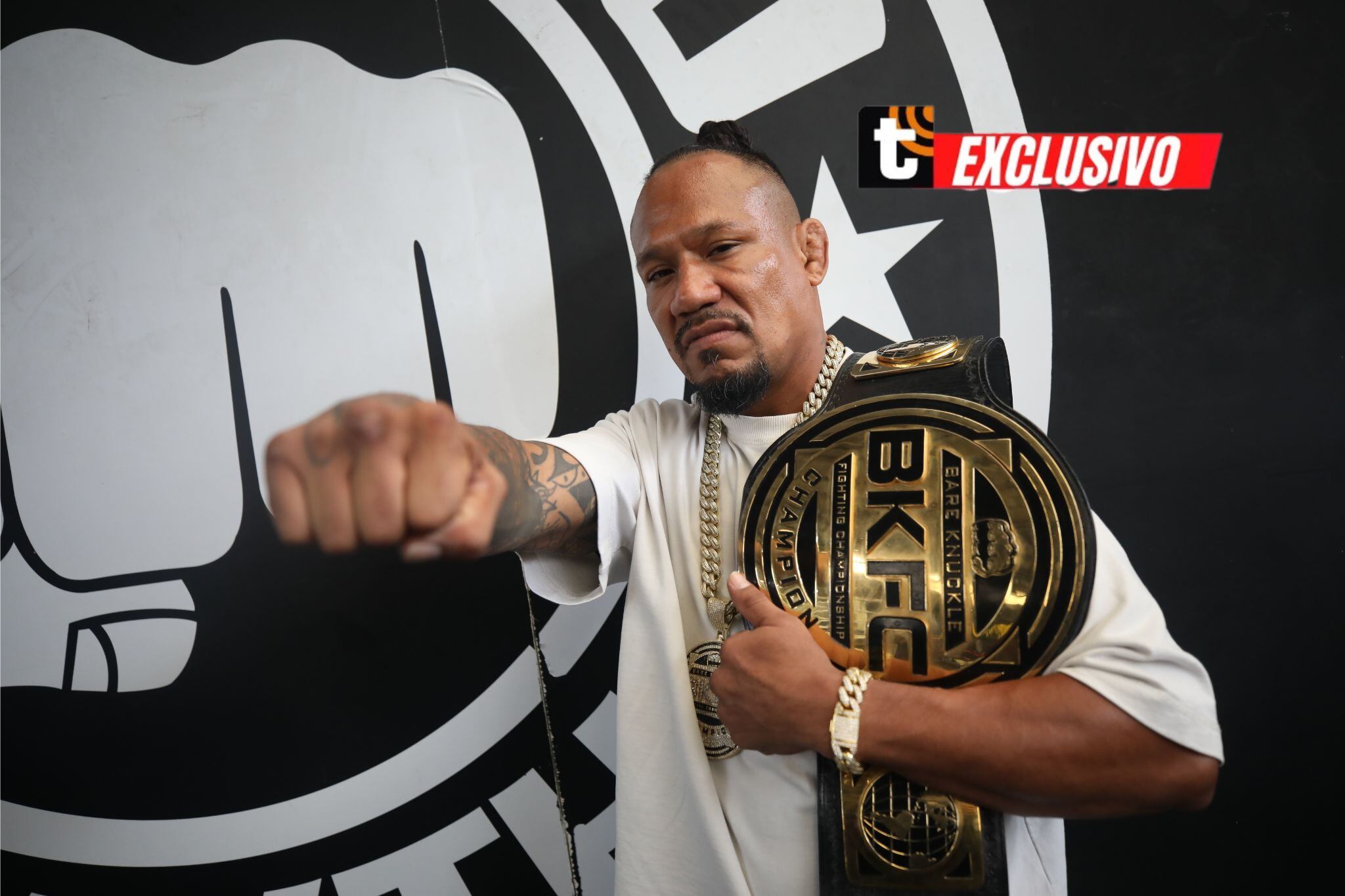 Luis 'Baboon' Palomino muestra uno de sus puños, en donde se pueden observar las marcas de dientes en sus nudillos. (Foto: Diana Marcelo)