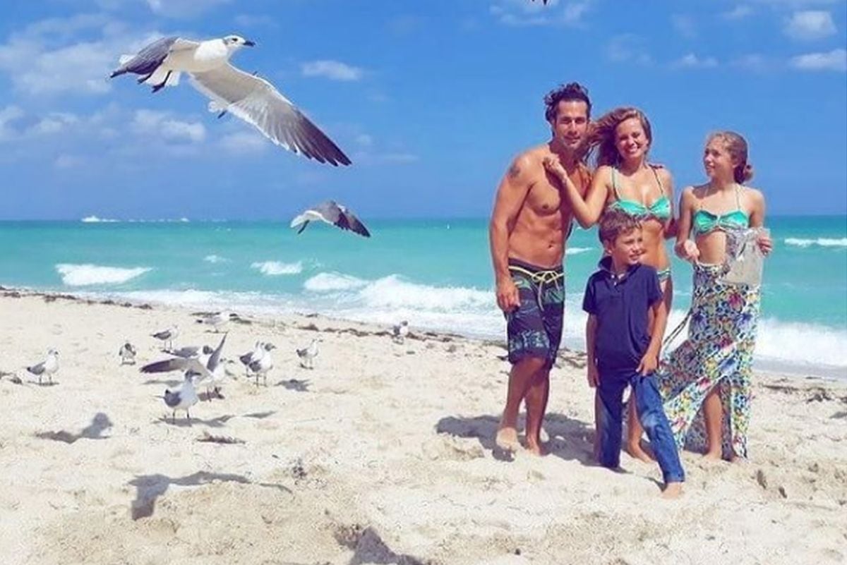 La familia del actor y la modelo. (Foto: @erikarfarfan)