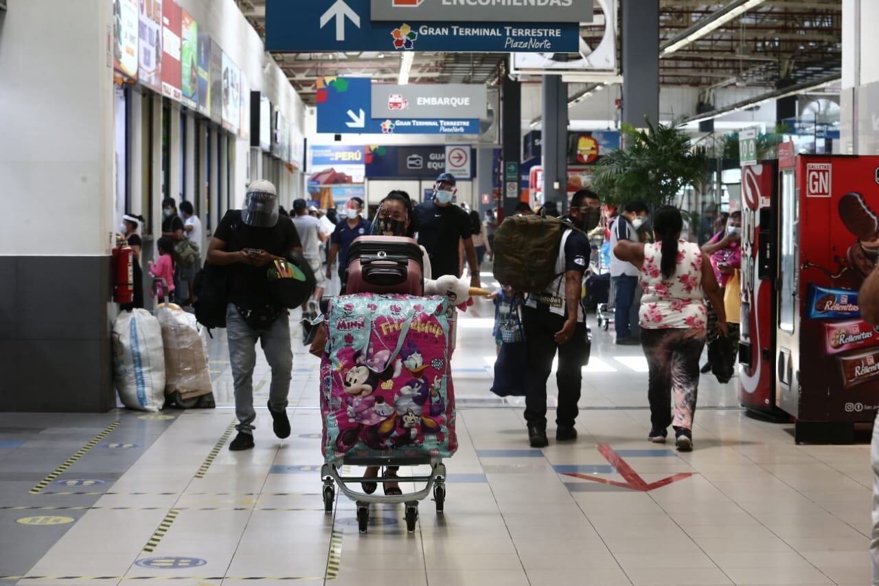 El terminal terrestre de Plaza Norte tiene la promoción ‘Azul es gratis’, por el que por compra de pasaje, puede salir otro viaje gratis. (Trome /GEC)