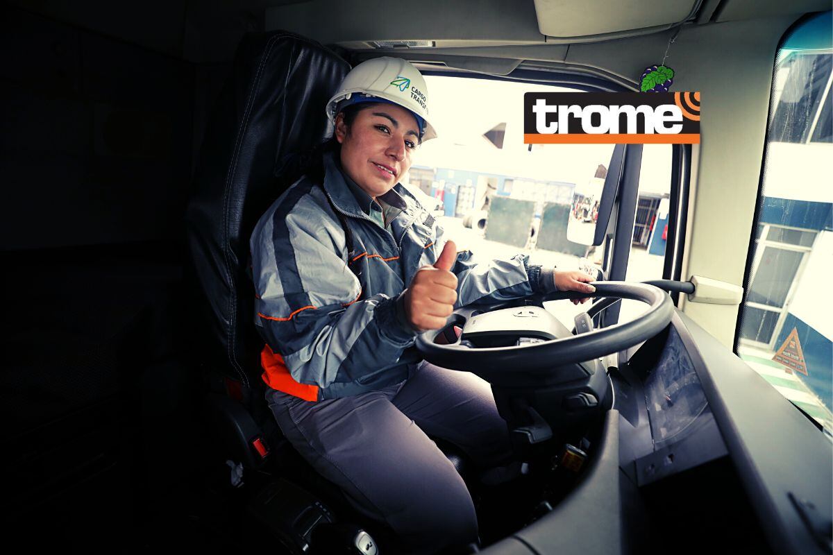 Cuando Almira está al volante siente mucha responsabilidad y alegría por dedicarse a lo que le gusta y quiere. Foto: Britanie Arroyo / Trome.