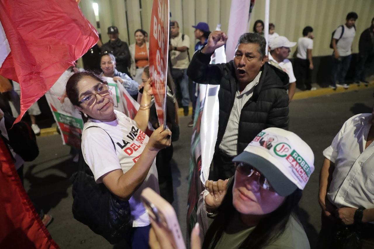 Simpatizantes de Fuerza Popular y Juntos por el Perú. (Foto: Julio Reaño /@photo.gec)