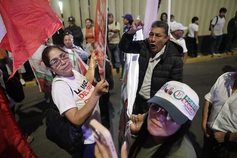 Seguidores de Fuerza Popular y Juntos por el Perú se enfrentaron antes del debate presidencial Keiko - Sá...