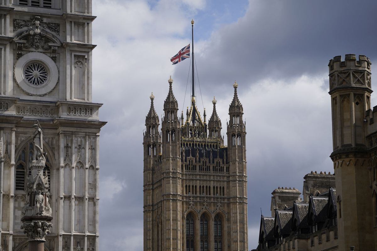 La bandera de la Unión ondea a media asta desde la Torre Victoria sobre las Casas del Parlamento, en el centro de Londres, el 9 de abril de 2021 después del anuncio de la muerte del príncipe Felipe. (Niklas HALLE'N / AFP).