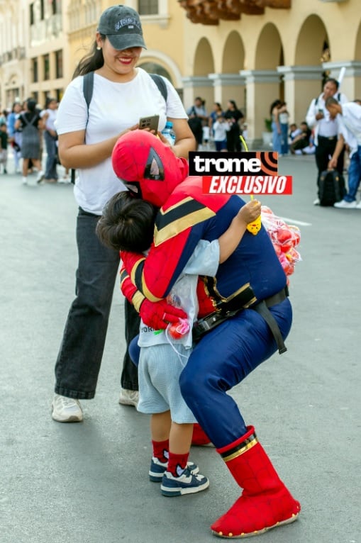 Hombre Araña peruano. Padre de familia se disfraza de Spiderman para llevar alegría a niños y buscar ingresos con la venta de sus yo-yo. (Entrevista: Isabel Medina / Foto: Fernando Sangama / Trome)