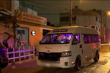 ¡Sicario disparó 13 veces contra combi! Chofer herido aceleró para salvar a sus pasajeros y atropelló a uno en La Perla