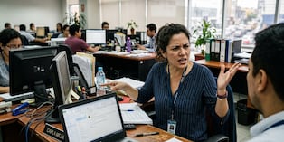 Escuchar quejas constantes puede generar agotamiento emocional, irritabilidad y desmotivación. Foto: IA.