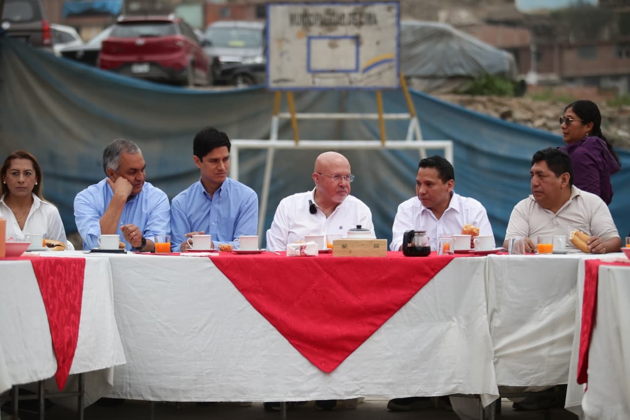 Carlos Bruce en típico desayuno electoral. (Foto: GEC)