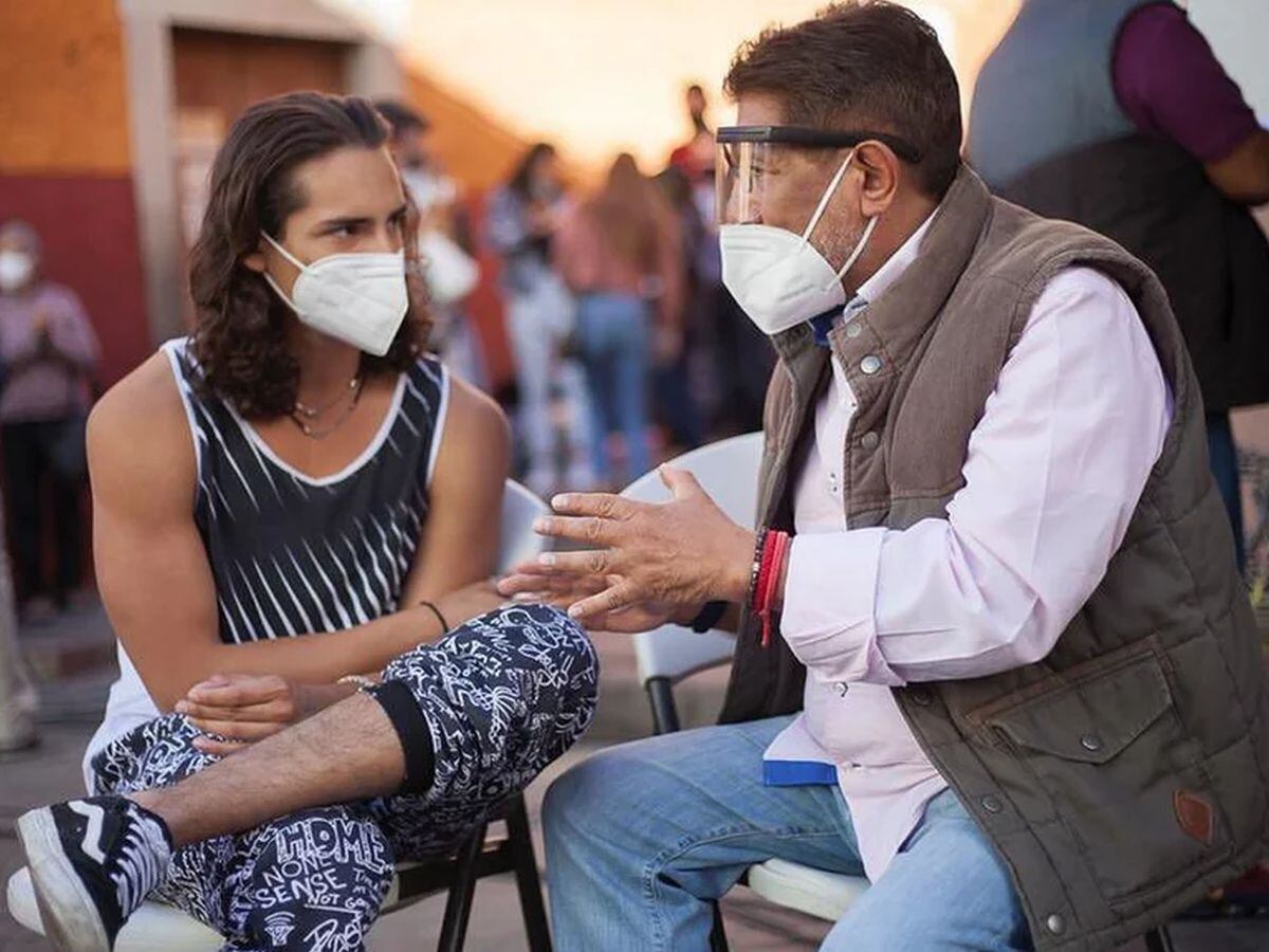 Padre e hijo durante una de las grabaciones que han compartido (Foto: Emilio Osorio / Instagram)