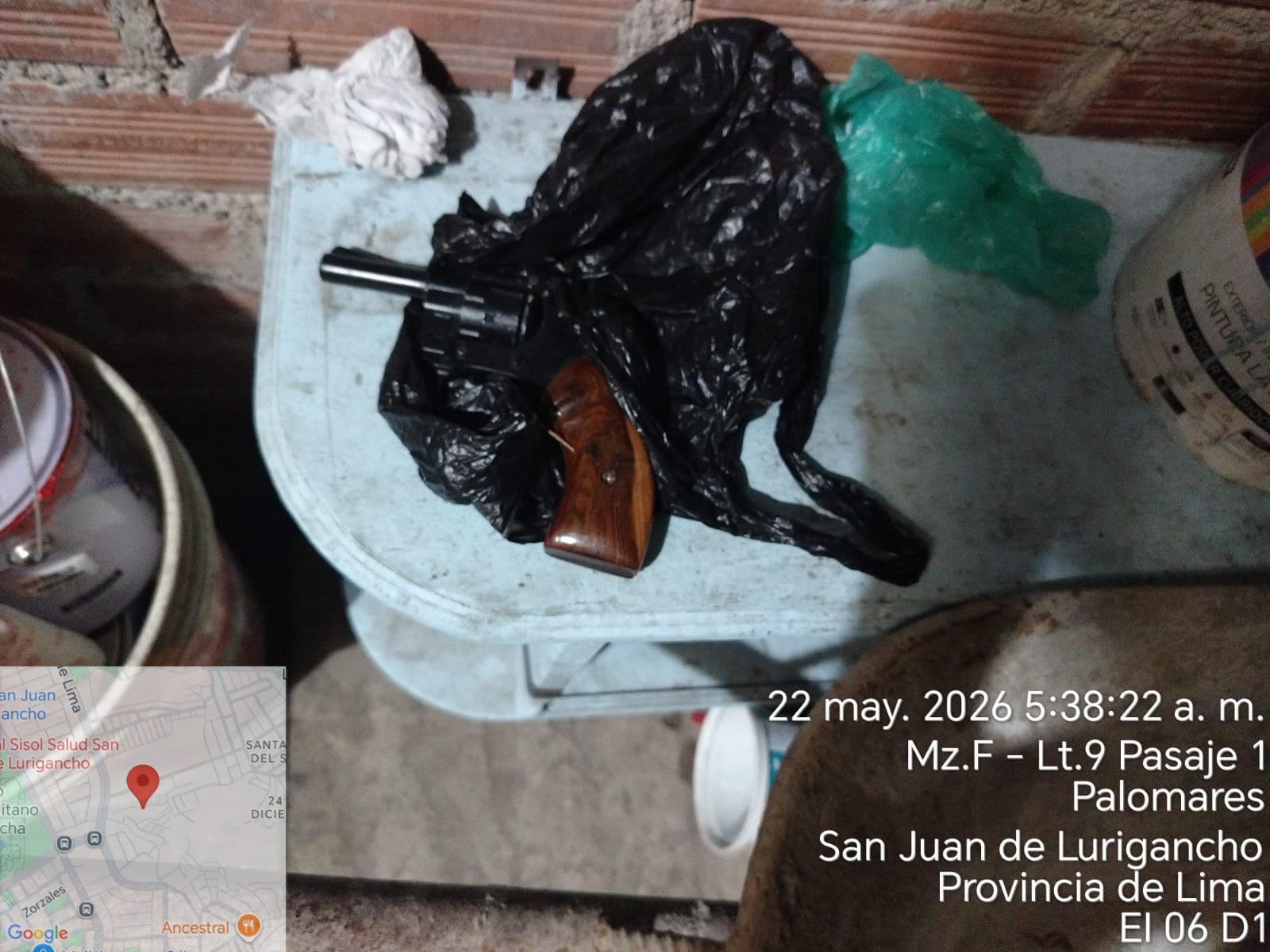 Revólver estaba escondido.