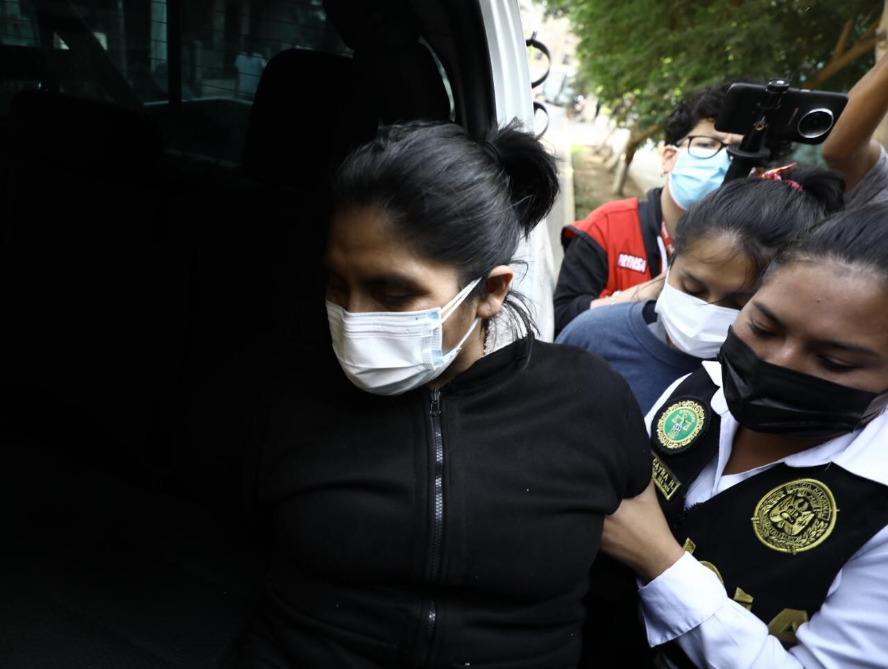 Guillermina Marciana Álvarez Condo (49), su hija de 28 años y otra de 16, fueron intervenidas por secuestrar a una chica de 18 años. (foto: Julio Reaño/GEC)