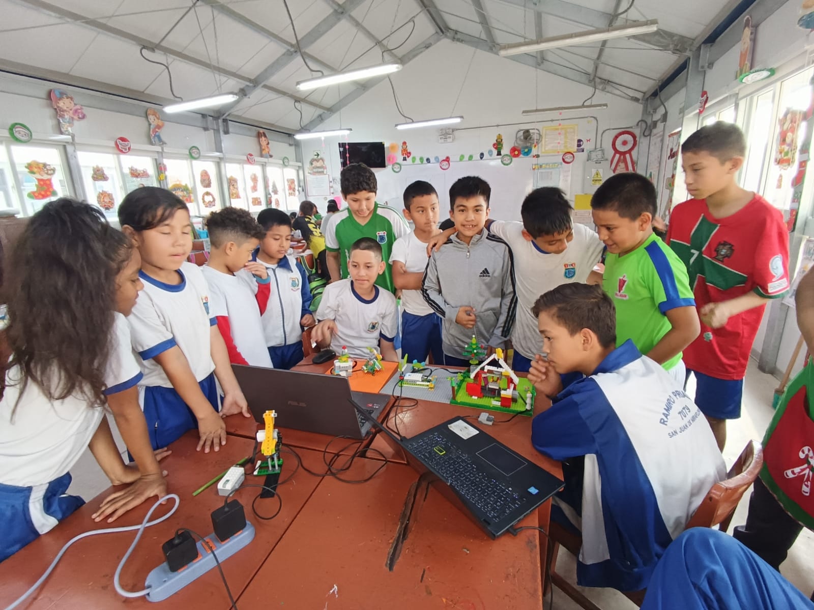 La Sagrada Familia, el árbol navideño y 'Rodolfo el Reno' son las creaciones con kits de robótica de los alumnos del I.E Ramiro Prialé de San Juan de Miraflores