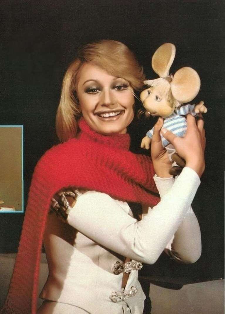 Raffaella Carrà y Topo Gigio tuvieron una tierna amistad en la televisión italiana. (Foto: Getty Images)