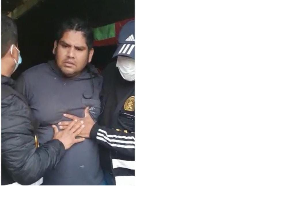 Instante en que 'Gordo Alan' es sacado de su vivienda de Ventanilla.