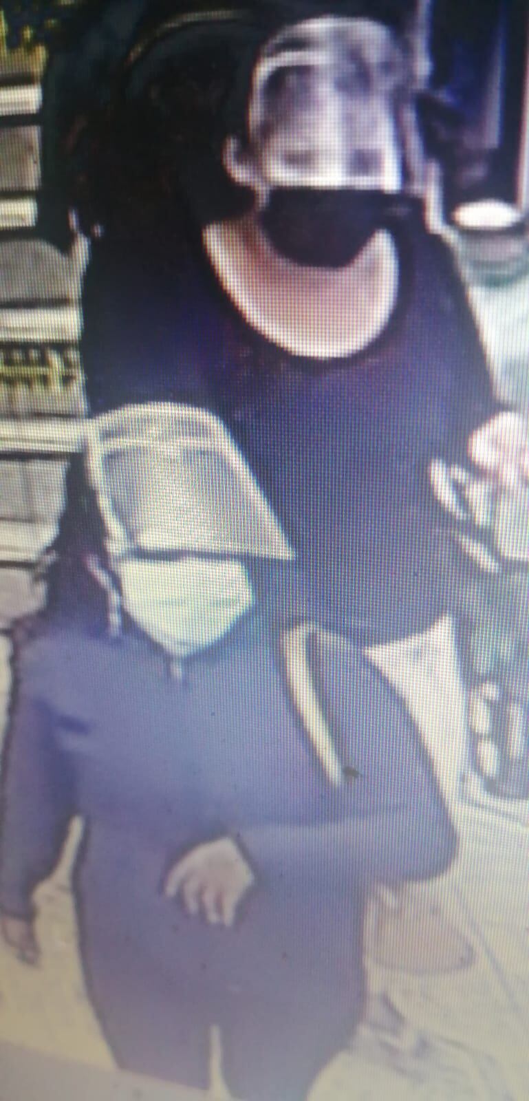 Tres mujeres ‘tenderas’ utilizaron un niñito de apenas cinco años para robar un canguro con dinero de una tienda de pijamas de la galería ‘Samuel’.