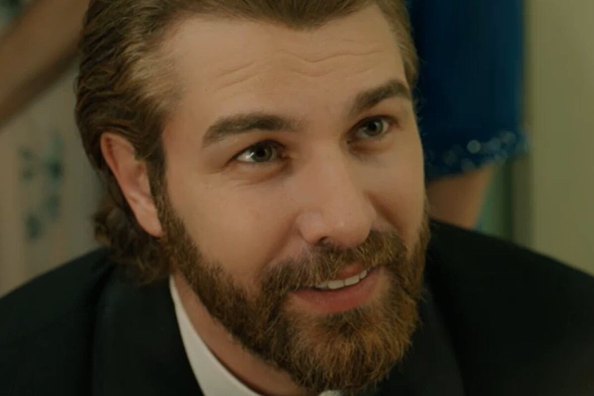 El actor y modelo Furkan Palalı en el papel de Fikret en "Tierra amarga" (Foto: Tims & B Productions)