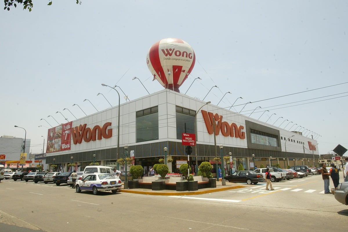Wong (80 años). La marca de supermercados se inició en 1942, cuando don Erasmo Wong y su esposa Ángela deciden abrir una bodega en el distrito de San Isidro. En 2007 venden la cadena al holding chileno Cencosud, actual titular de la marca. (Foto GEC Archivo)