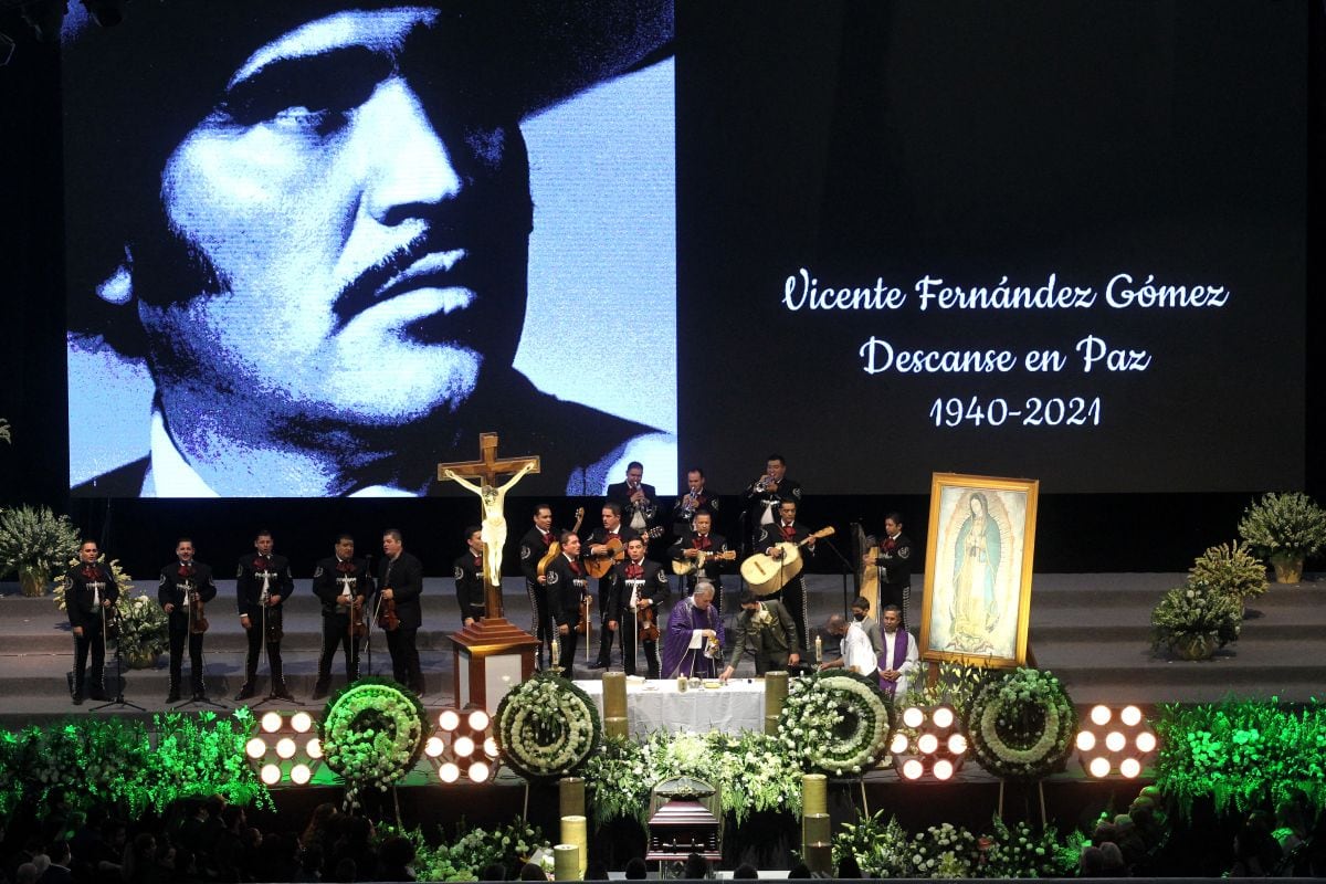 El ataúd del cantante mexicano Vicente Fernández se muestra durante su funeral en el rancho "Los Tres Potrillos" en Tlajomulco de Zúñiga, estado de Jalisco, México, el 13 de diciembre de 2021 (Foto: Ulises Ruiz / AFP)