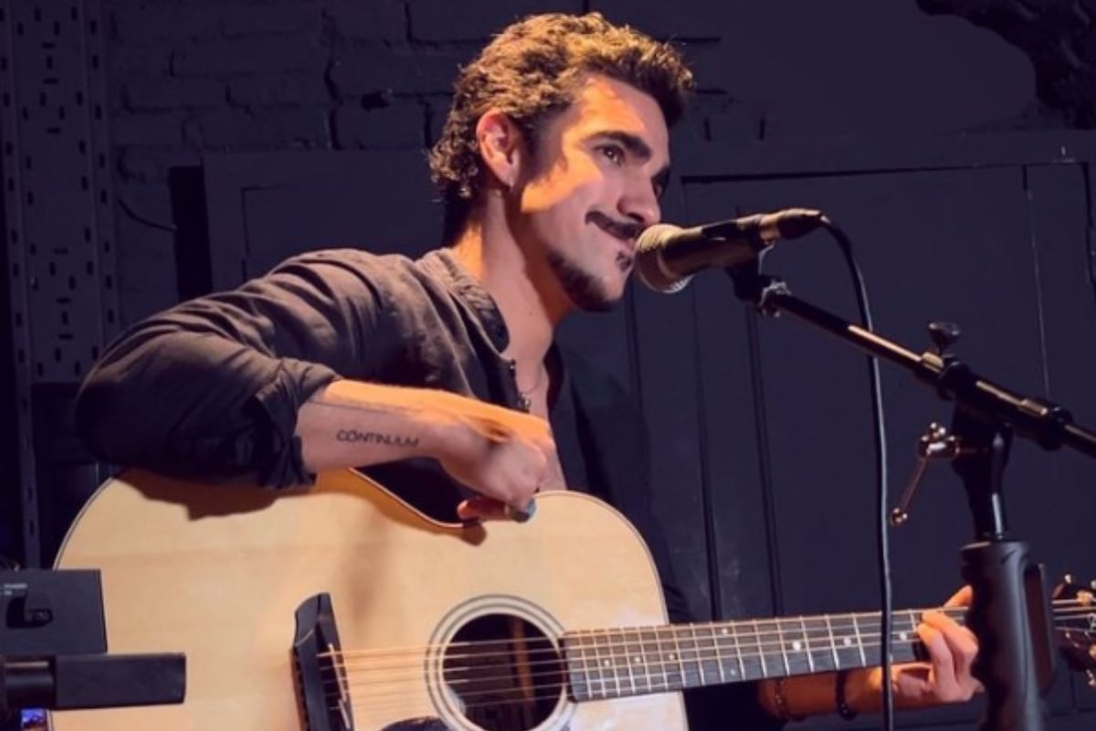 El músico español tocando la guitarra (Foto: Gonzalo Hermida / Instagram)