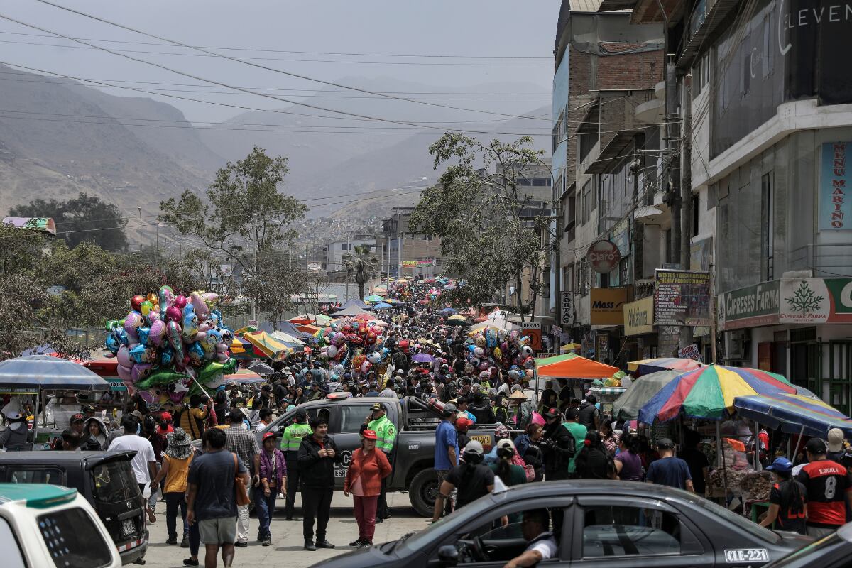 Miles de personas visitaron el cementerio Nueva Esperanza. Foto: Joel Alonzo